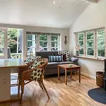 2 Bedroom Beautiful In 론네