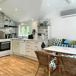 2 Bedroom Beautiful In 펜션 론네
