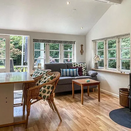 2 Bedroom Beautiful In 론네