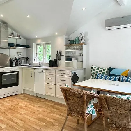 2 Bedroom Beautiful In 펜션 론네