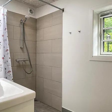 2 Bedroom Beautiful In 펜션 *